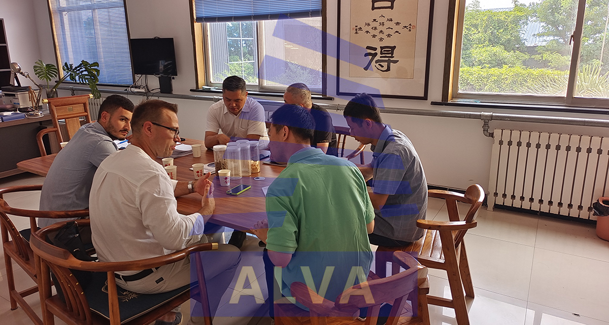 Tập đo&agrave;n m&aacute;y m&oacute;c Alva Sơn Đ&ocirc;ng tổ chức ph&aacute;i đo&agrave;n kh&aacute;ch h&agrave;ng ch&acirc;u &Acirc;u để thử nghiệm tại chỗ d&acirc;y chuyền sản xuất v&aacute;n lạng cắt gỗ quay; Kh&aacute;ch h&agrave;ng b&agrave;y tỏ sự h&agrave;i l&ograve;ng ho&agrave;n to&agrave;n v&agrave; thảo luận về việc hợp t&aacute;c tiếp theo